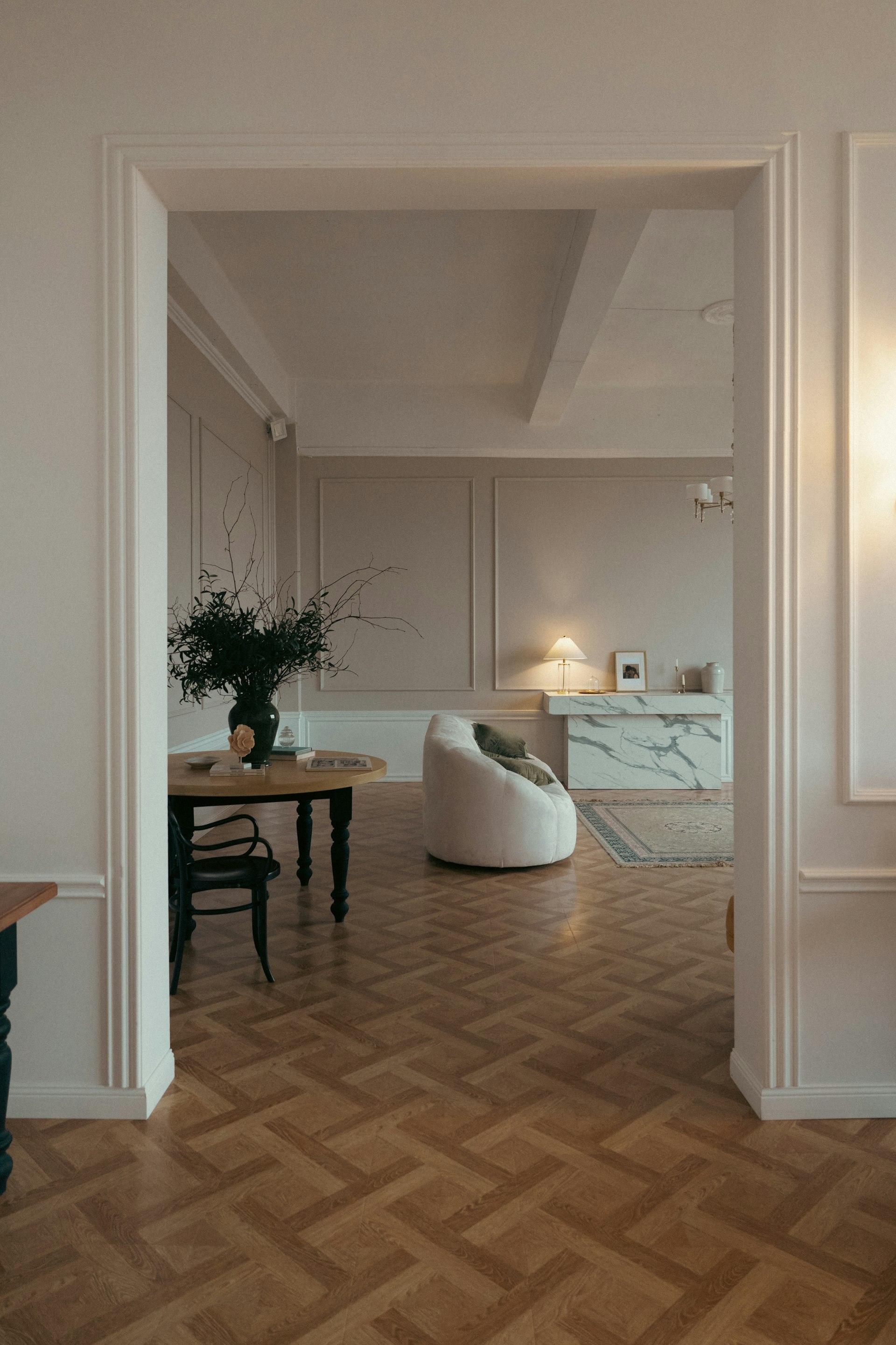 Intérieur rénové avec parquet et moulures, révélant un travail soigné