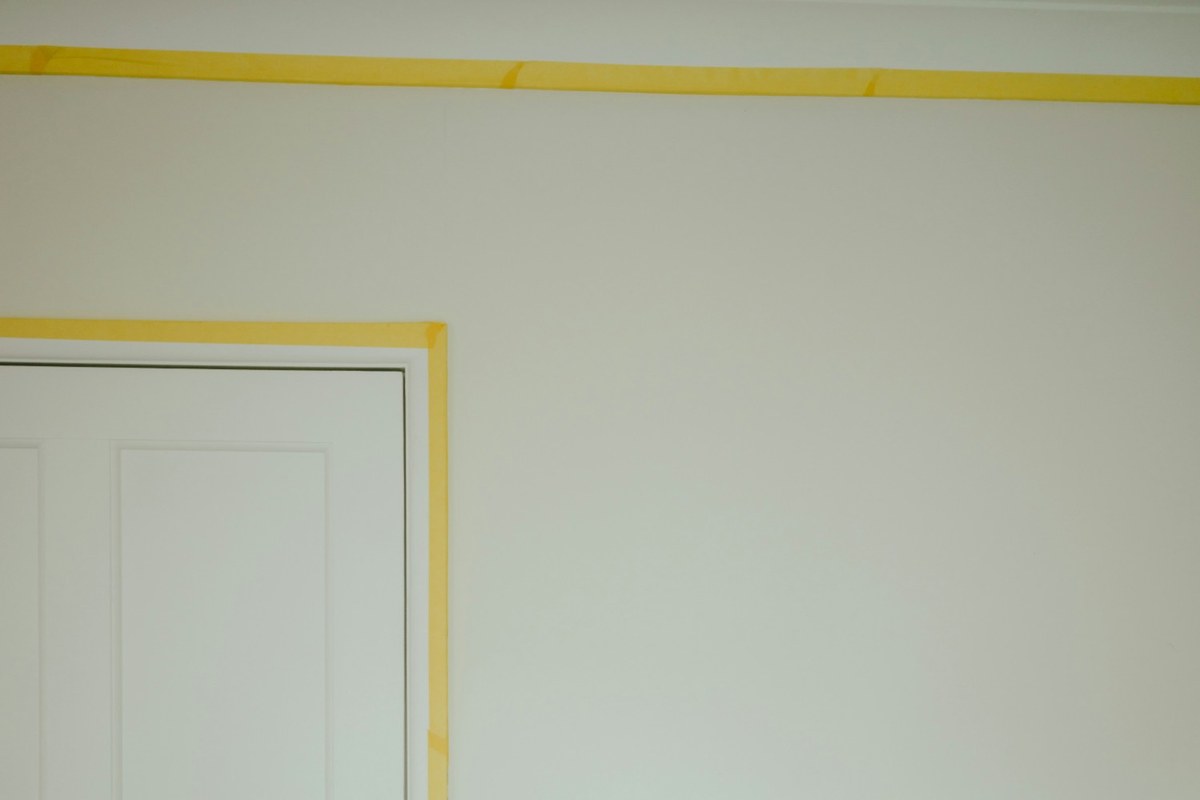 Rouleau et bac de peinture blanche prêts pour des travaux de finition
