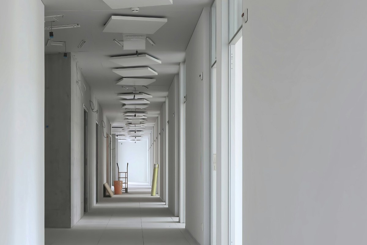 Mur en plaques de plâtre en cours de finition sur un chantier propre