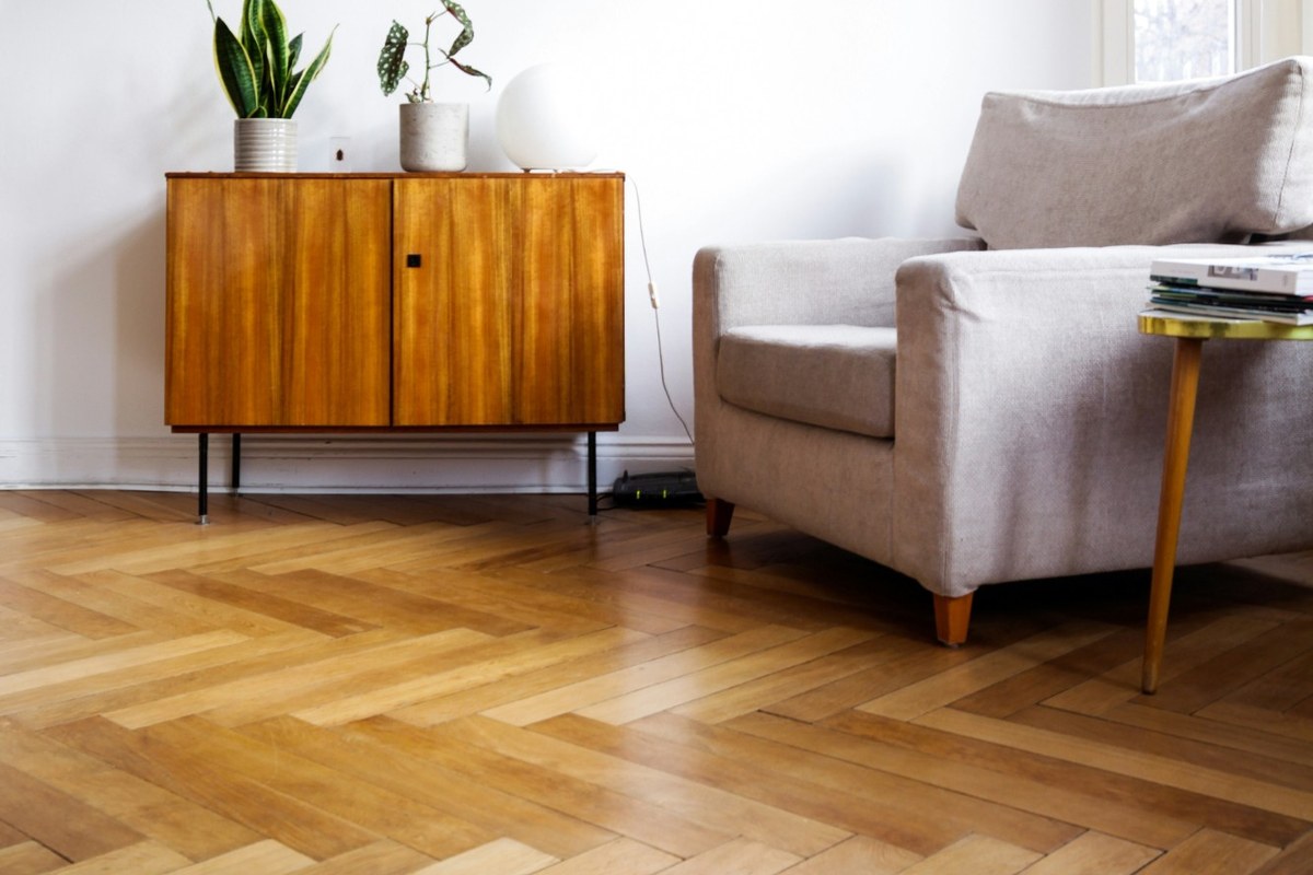 Parquet en bâtons rompus posé avec soin dans un salon lumineux